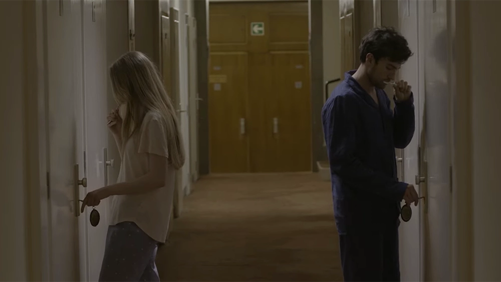Title: Nielson & Jiggy Djé - Hotelsuite / Doogle Productioes Netherlands Director: Teddy Cherim DOP: Thijssen Doornink